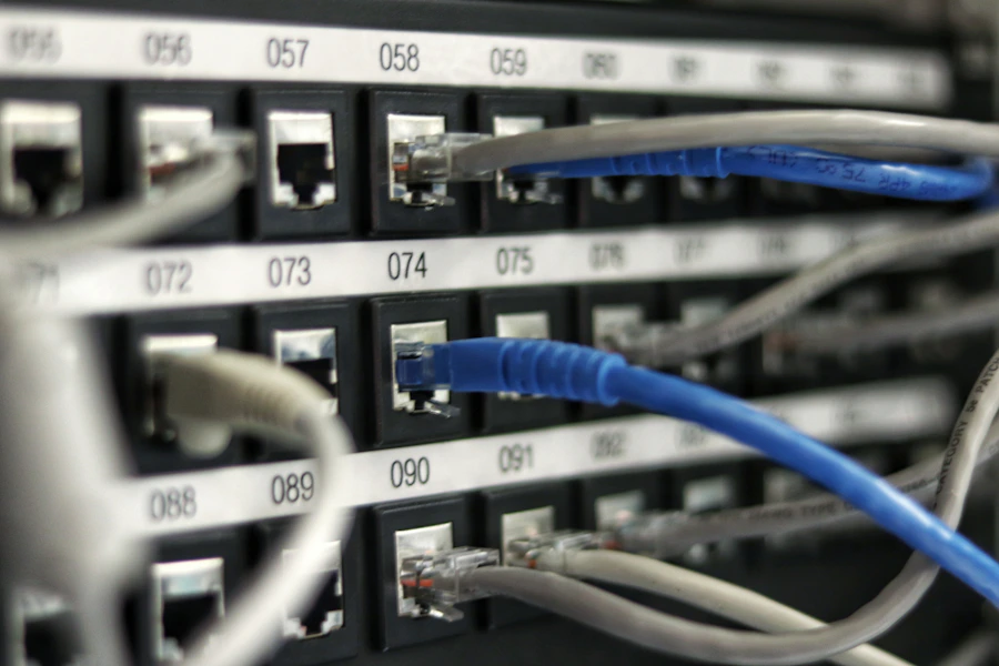 Corredor de data center com racks de servidores iluminados